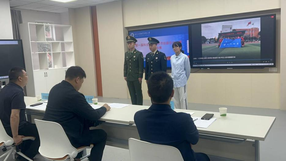 专家指导创新创业项目宣讲.png 专家指导创新创业项目宣讲.png