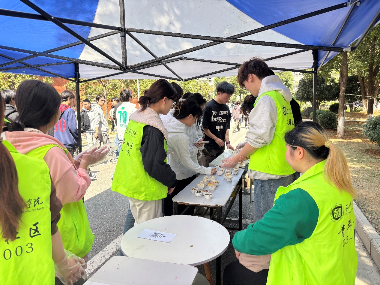 (同学们排队参加活动).png (同学们排队参加活动).png