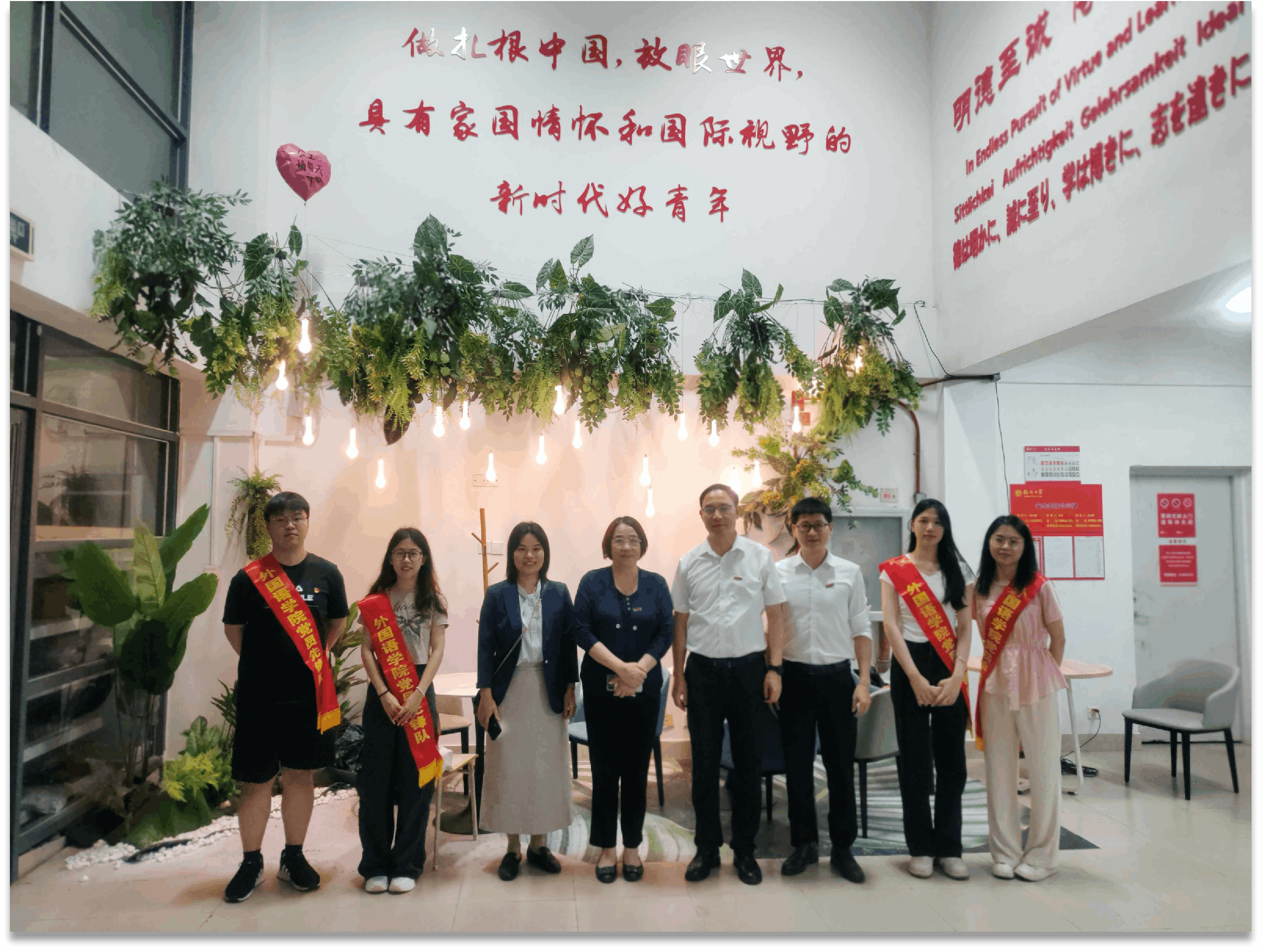 图1 学院学生社区党员服务队.png
