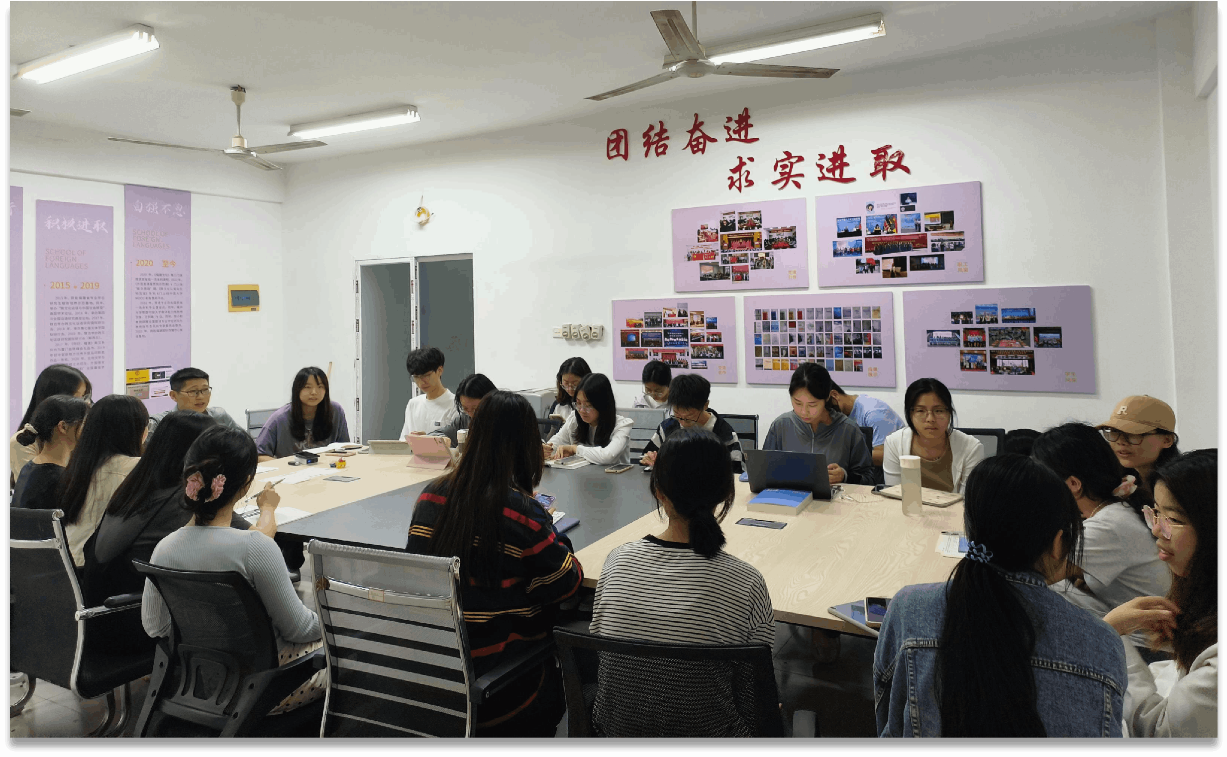 图10 学生自治委员会例会讨论提案落实.png