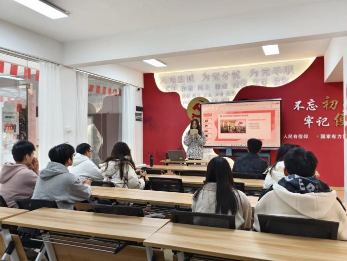 图2 开展“中华魂”（毛泽东伟大精神品格）主题交流.png