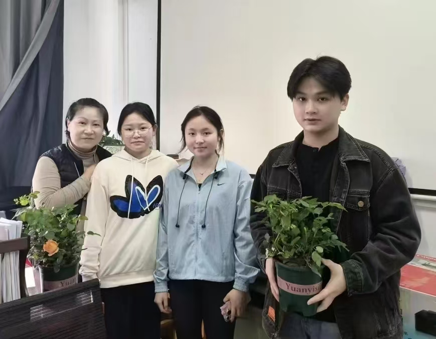 通过赠送绿植的方式，传达对于教师的关怀和敬意