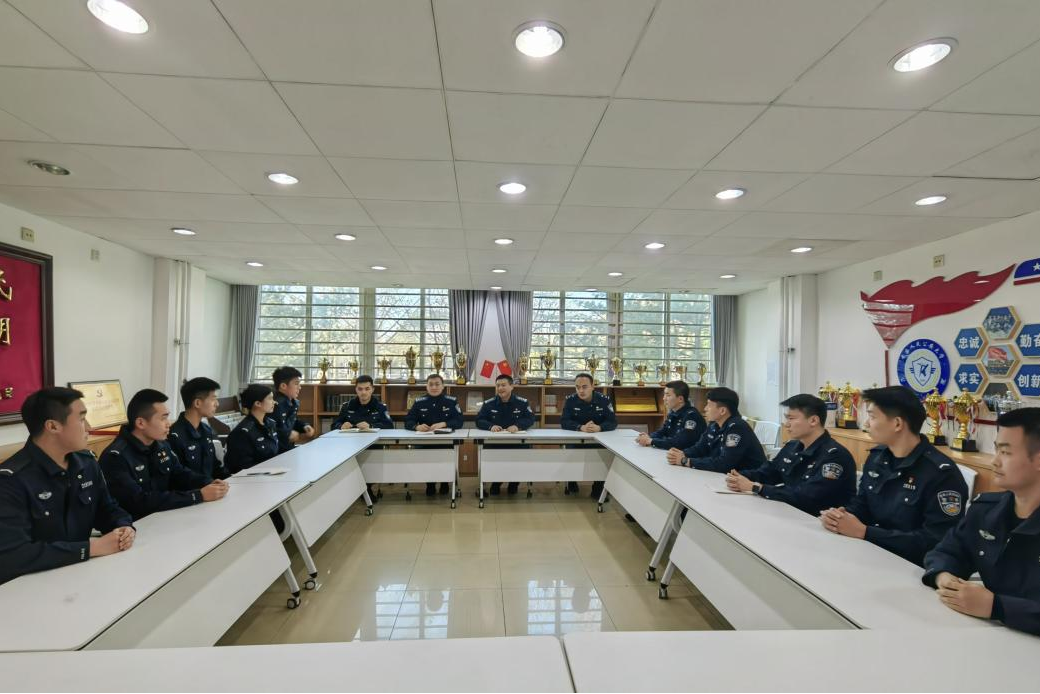 学院领导、学管干部定期与学生展开座谈交流.png