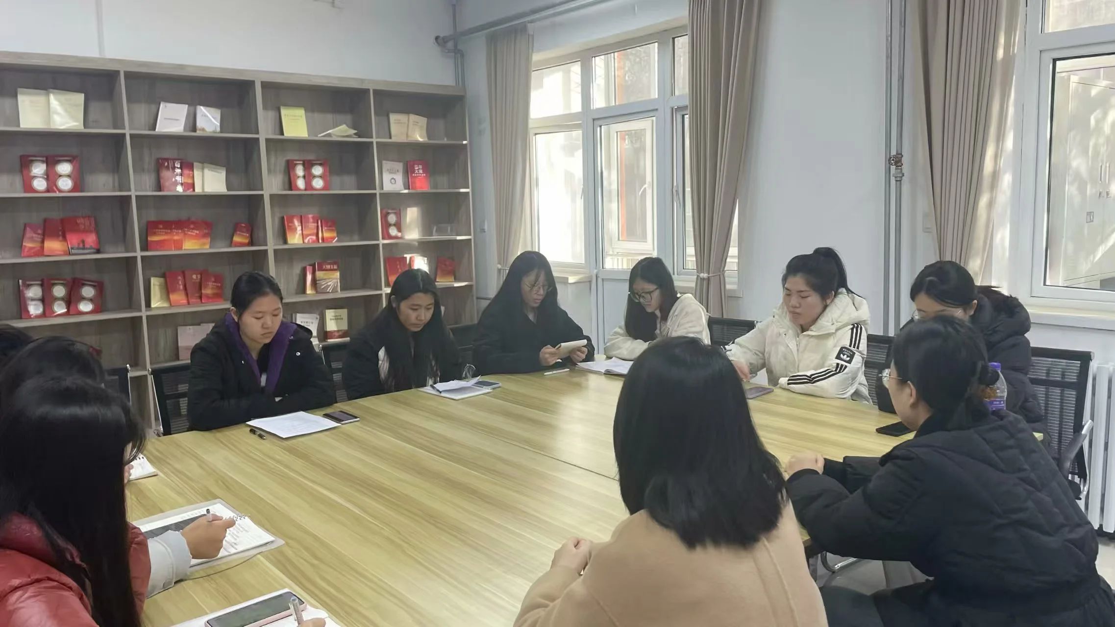 师生座谈3.jpg 师生座谈3.jpg