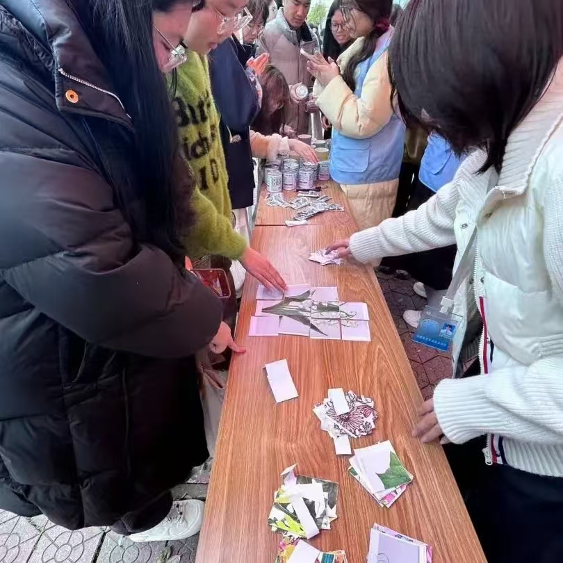 商学院的同学们在润华园举办了“绿色行动，不止于植树”植树节主题活动