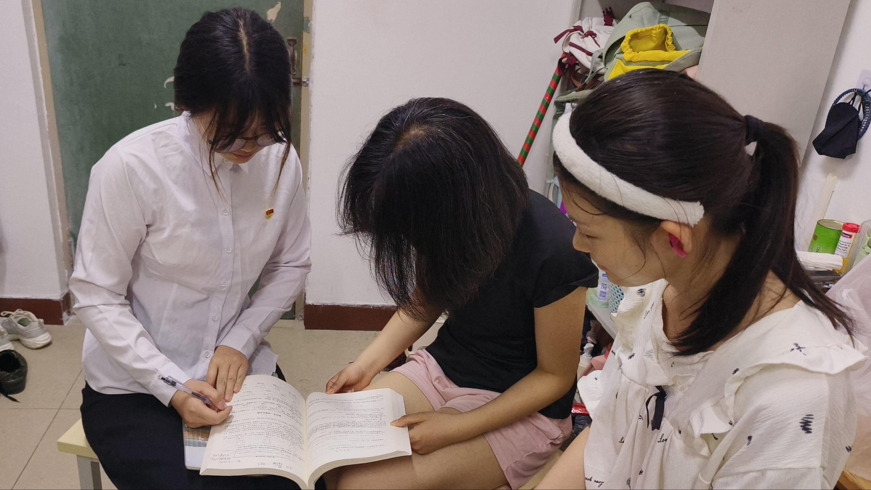 学霸党员进行学业帮扶.jpg