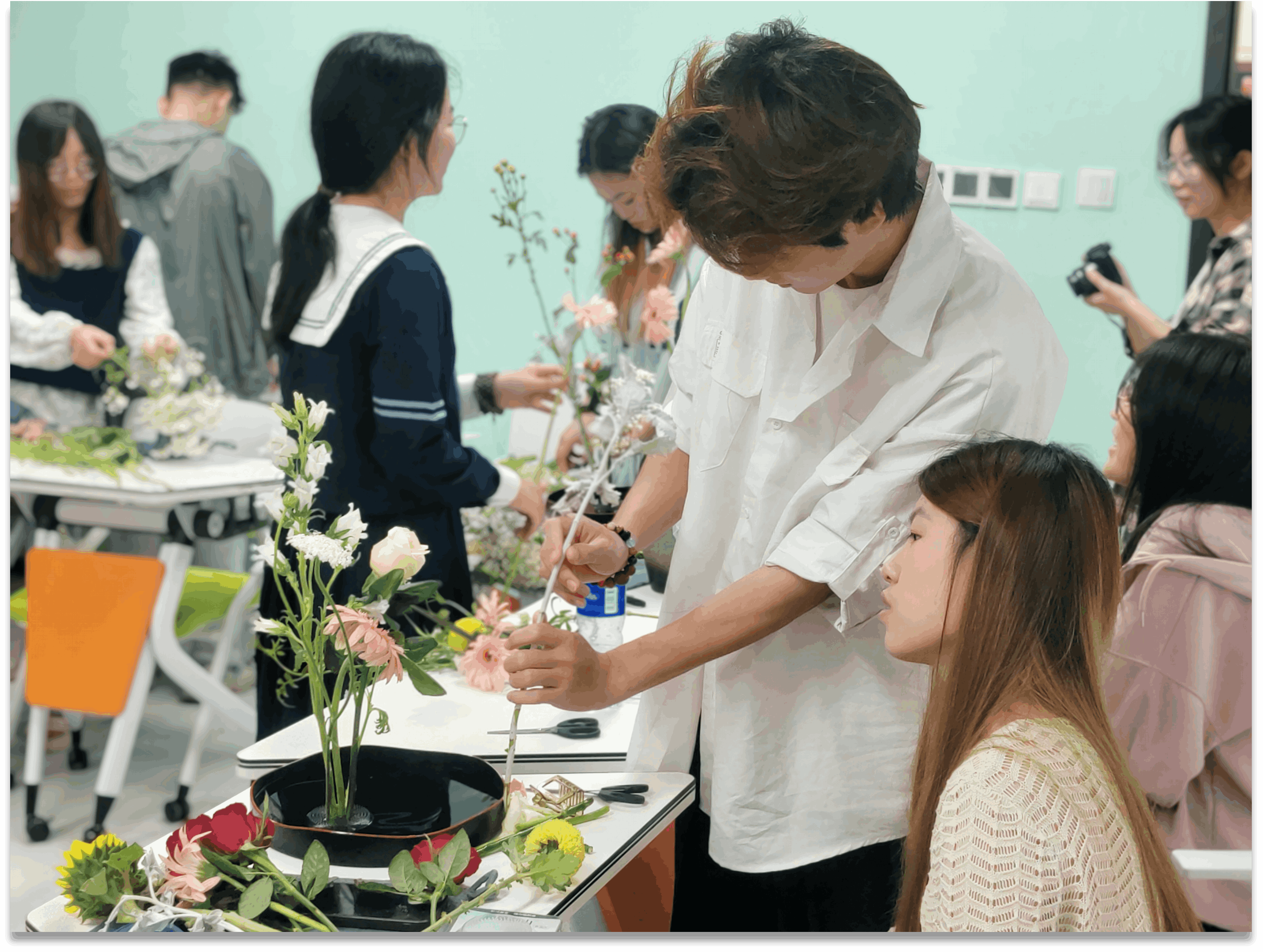 图8 社区开展心理疏导插花活动.png