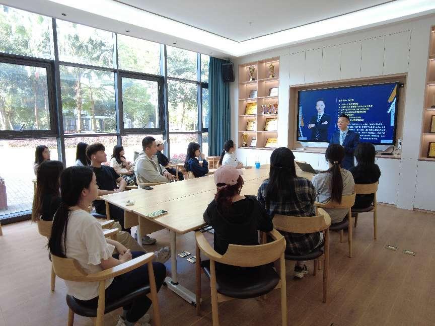 图二:“名师会客厅”——职业生涯规划设计沙龙.jpg 图二:“名师会客厅”——职业生涯规划设计沙龙.jpg
