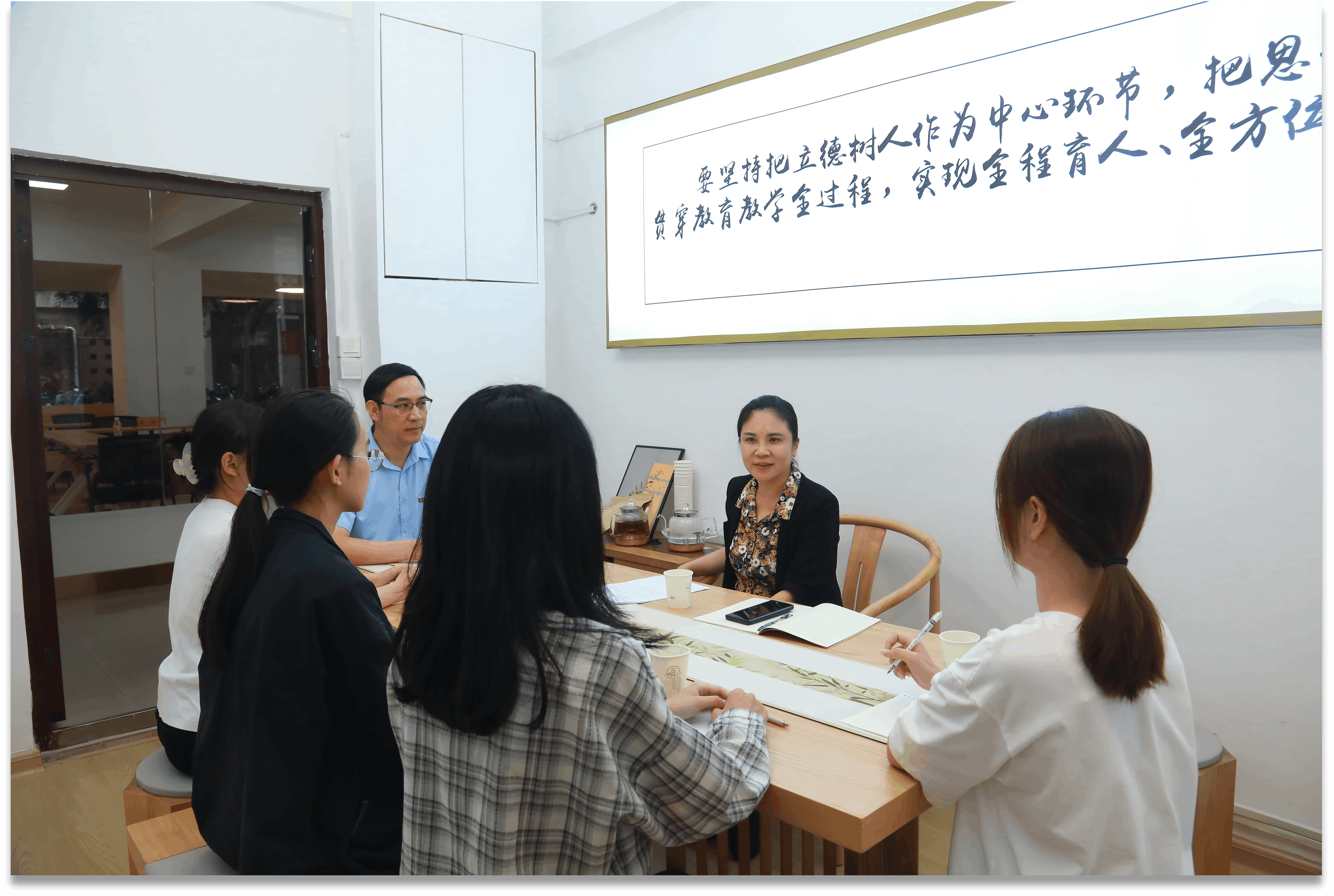 图3 校领导进社区同外院学子座谈.png