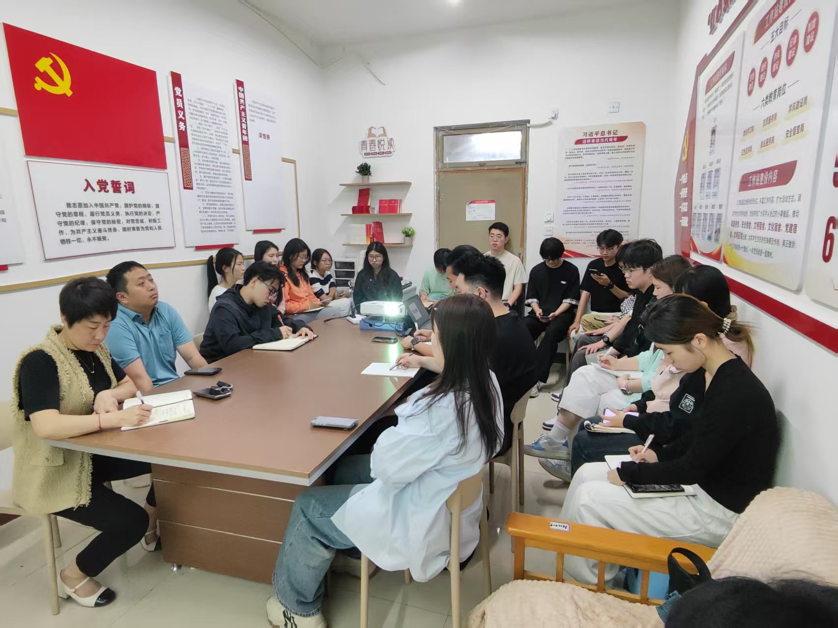 座谈会现场.jpg