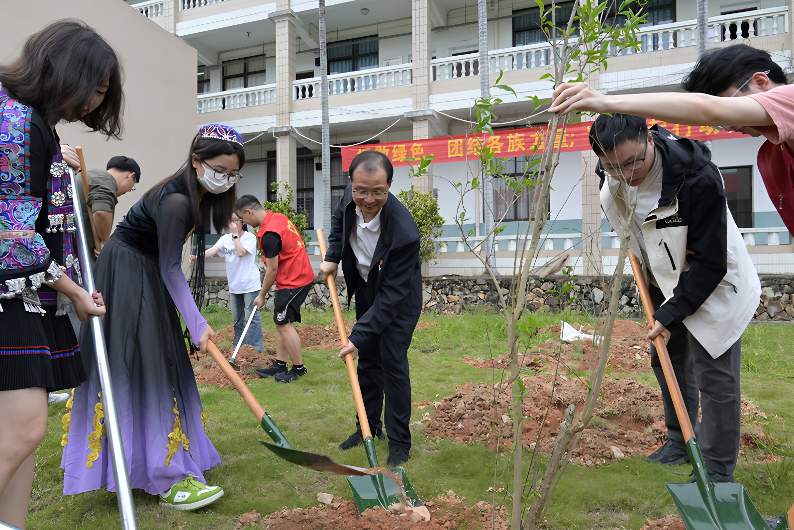 民族学生参与“共植同心树”活动.png