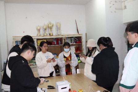 图2 生工学院于活动室开展桥牌运动.png