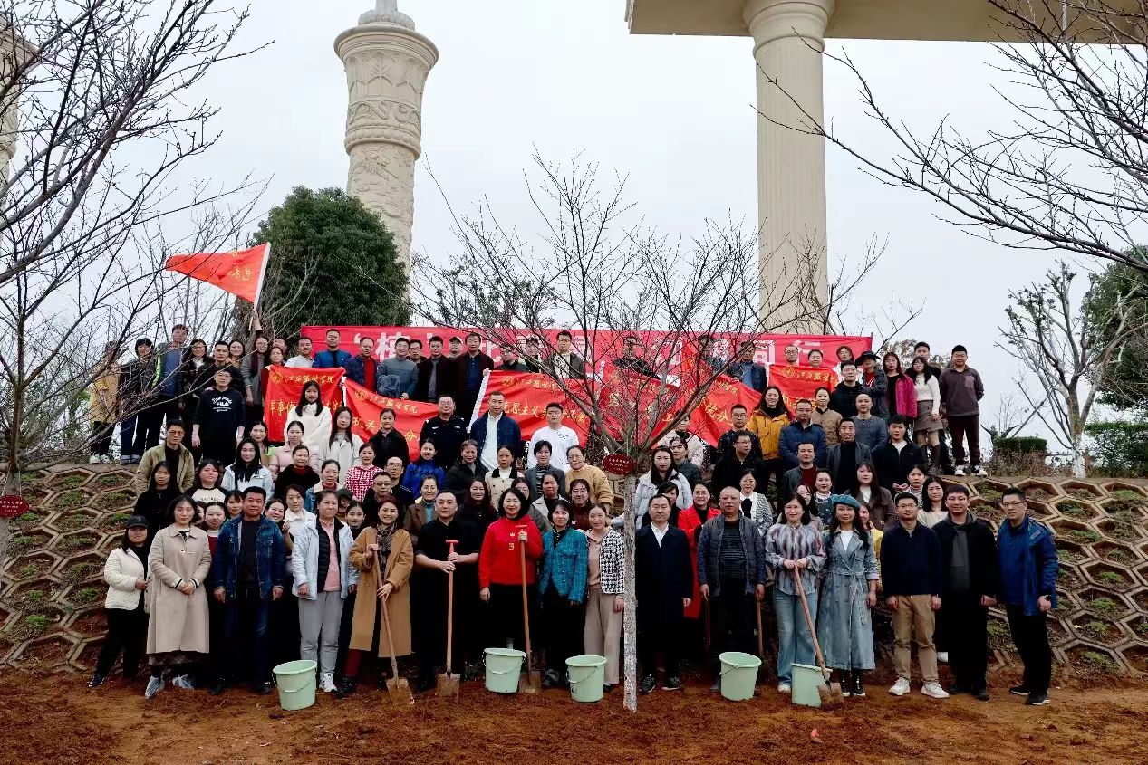 未来，学校将常态化开展绿化志愿活动，号召更多师生争做绿色校园的“建设者”和“守护者”