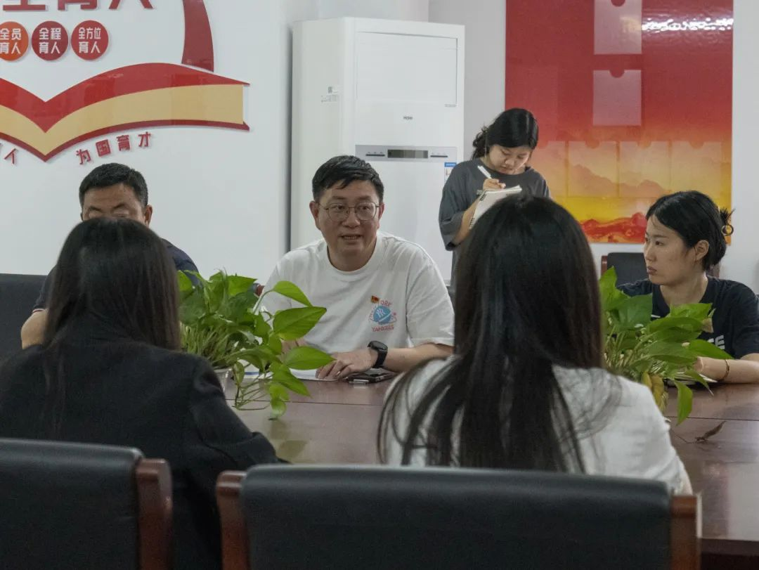 （教师党员下沉社区活动中师生进行交流）.png