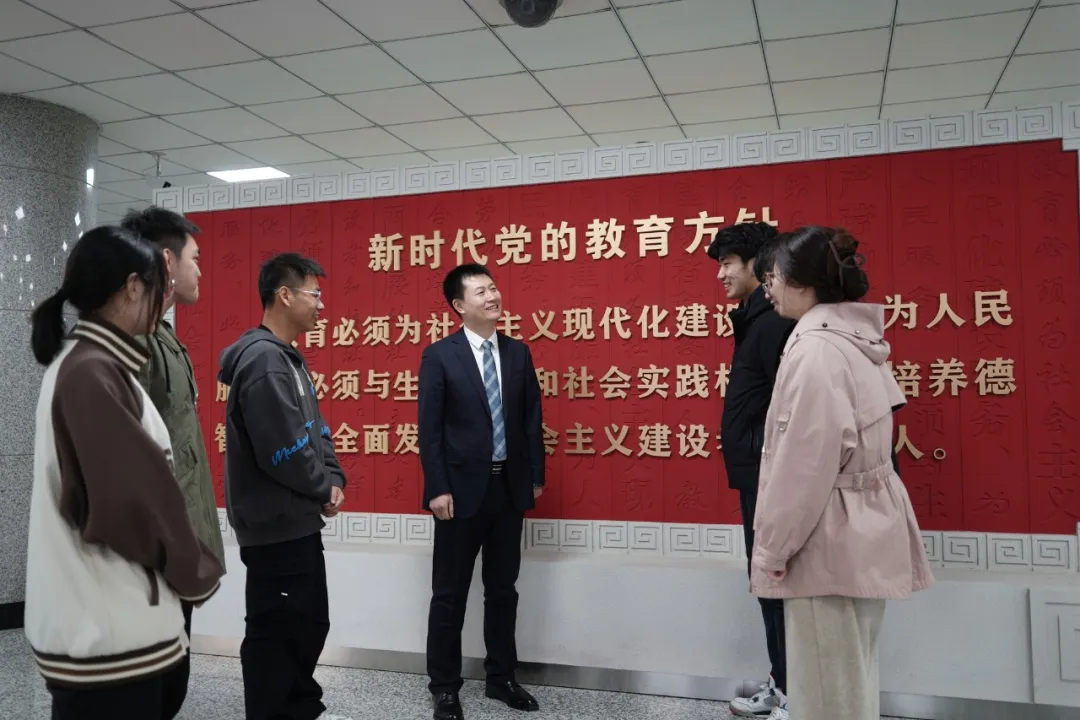 开展“砥砺青春,开启新程”系列主题思政课活动1.png 开展“砥砺青春,开启新程”系列主题思政课活动1.png