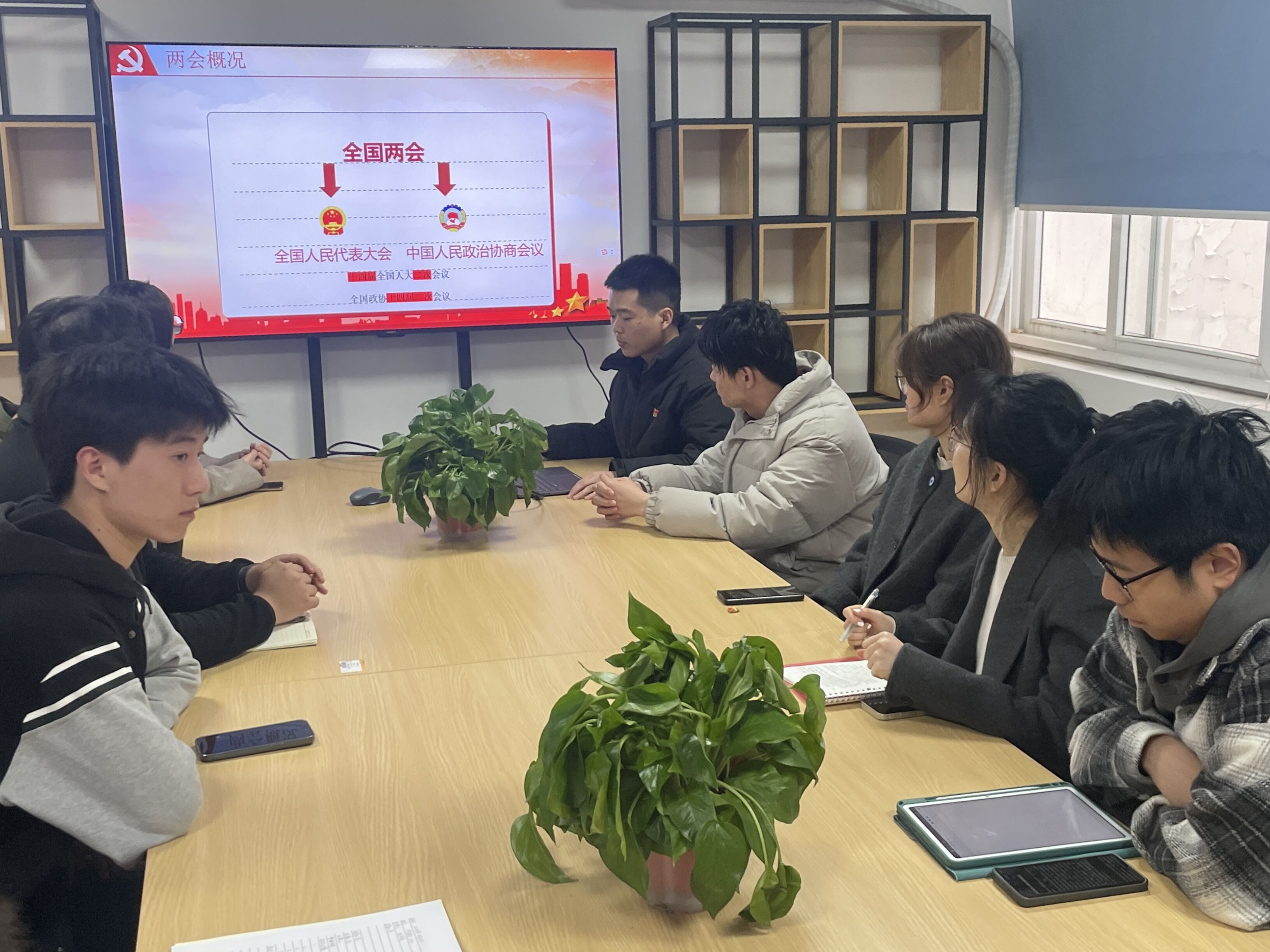 图2两会“青年说”.jpg
