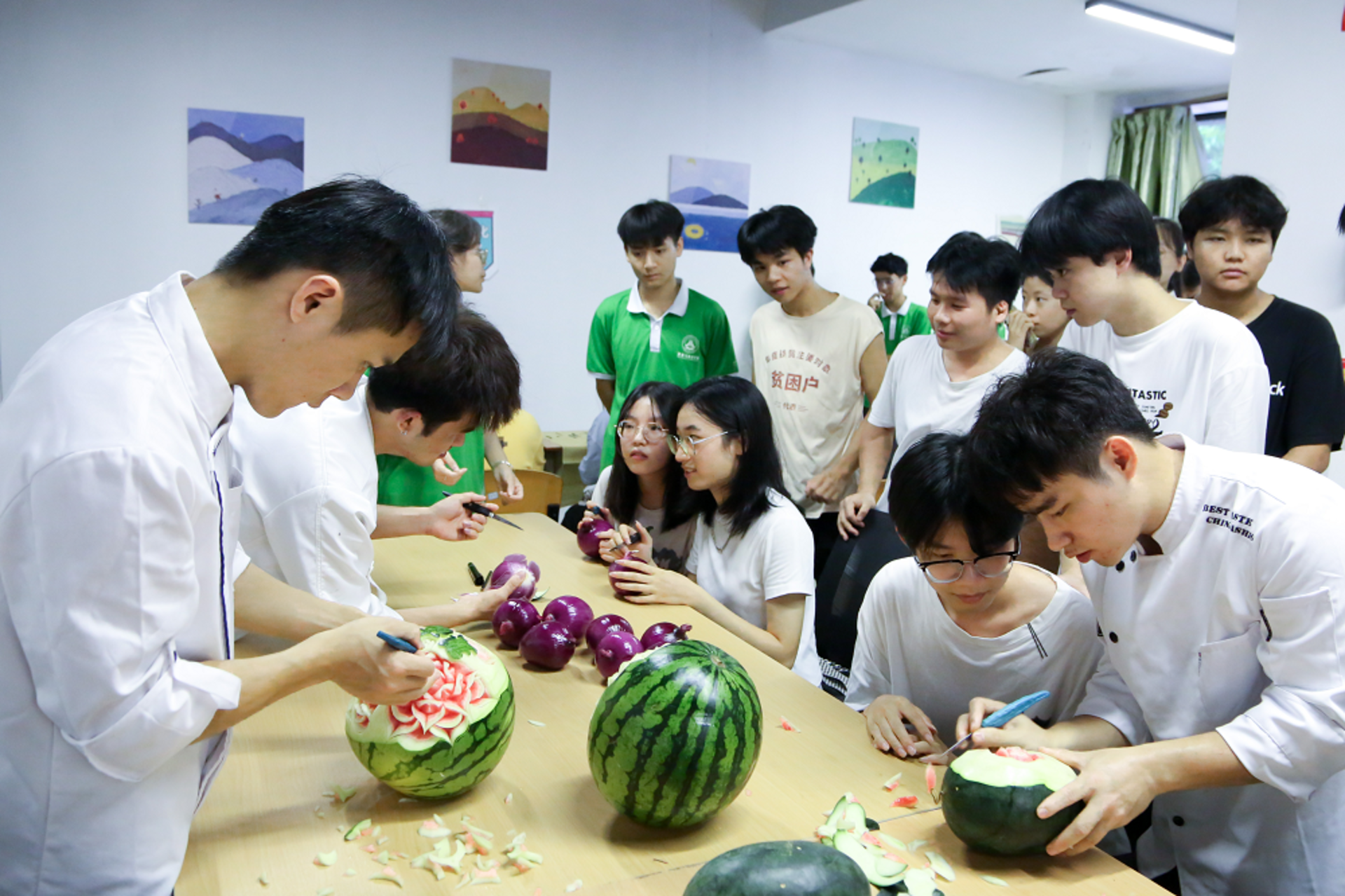 学院天香美食社开展食品雕刻体验活动.png