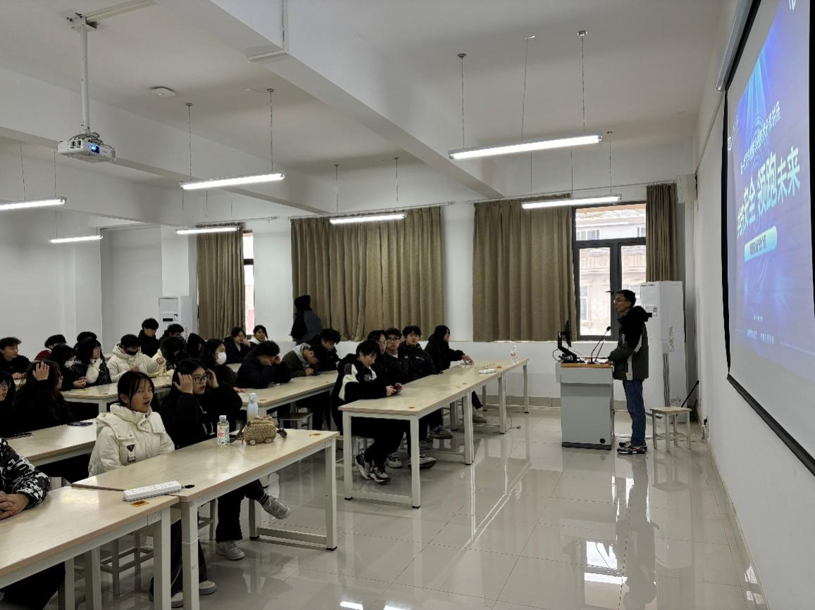（图为学业指导站进行学业指导讲座）.png