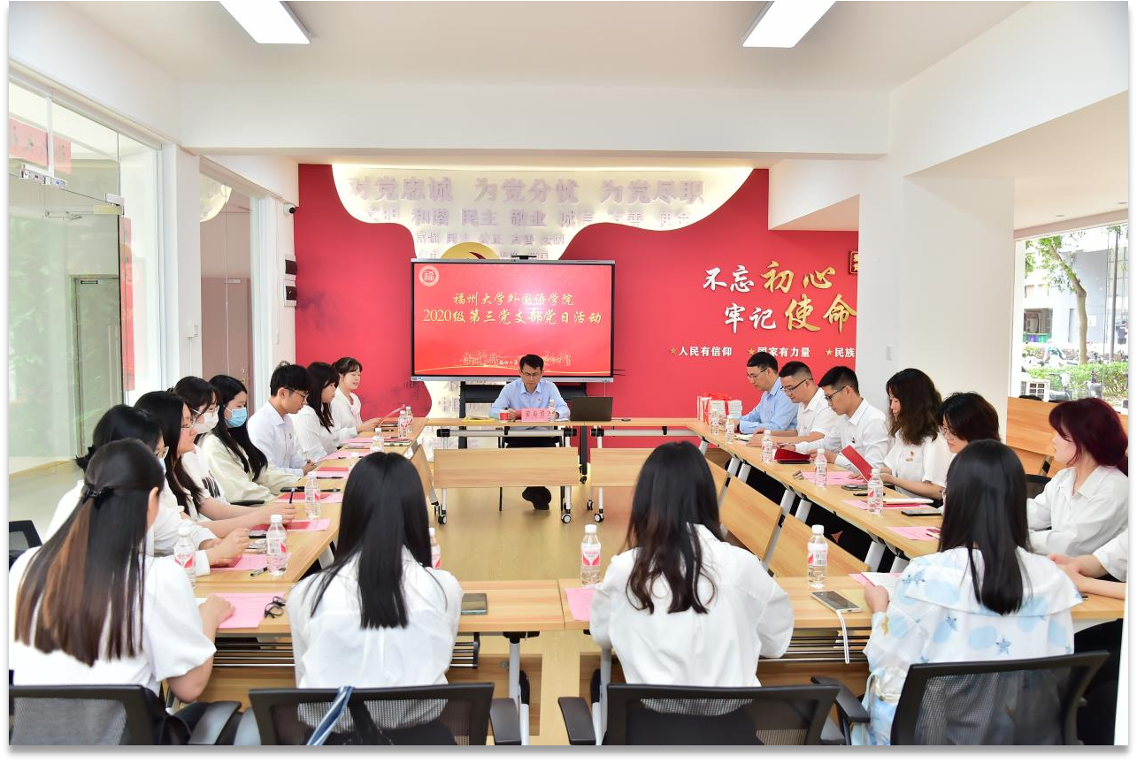 图4 时任校领导进学生社区上党课.png
