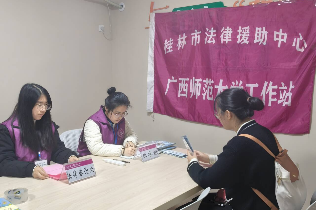 学生咨询服务现场.png