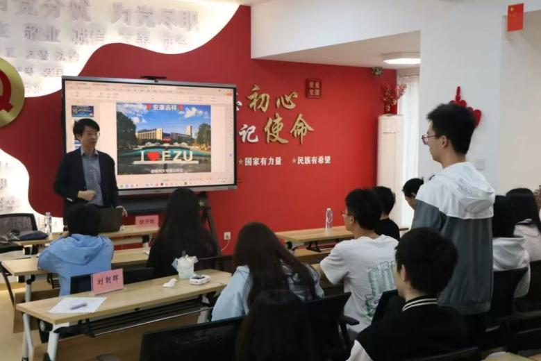 图6 徐开钦教授在社区开展环境教育.png