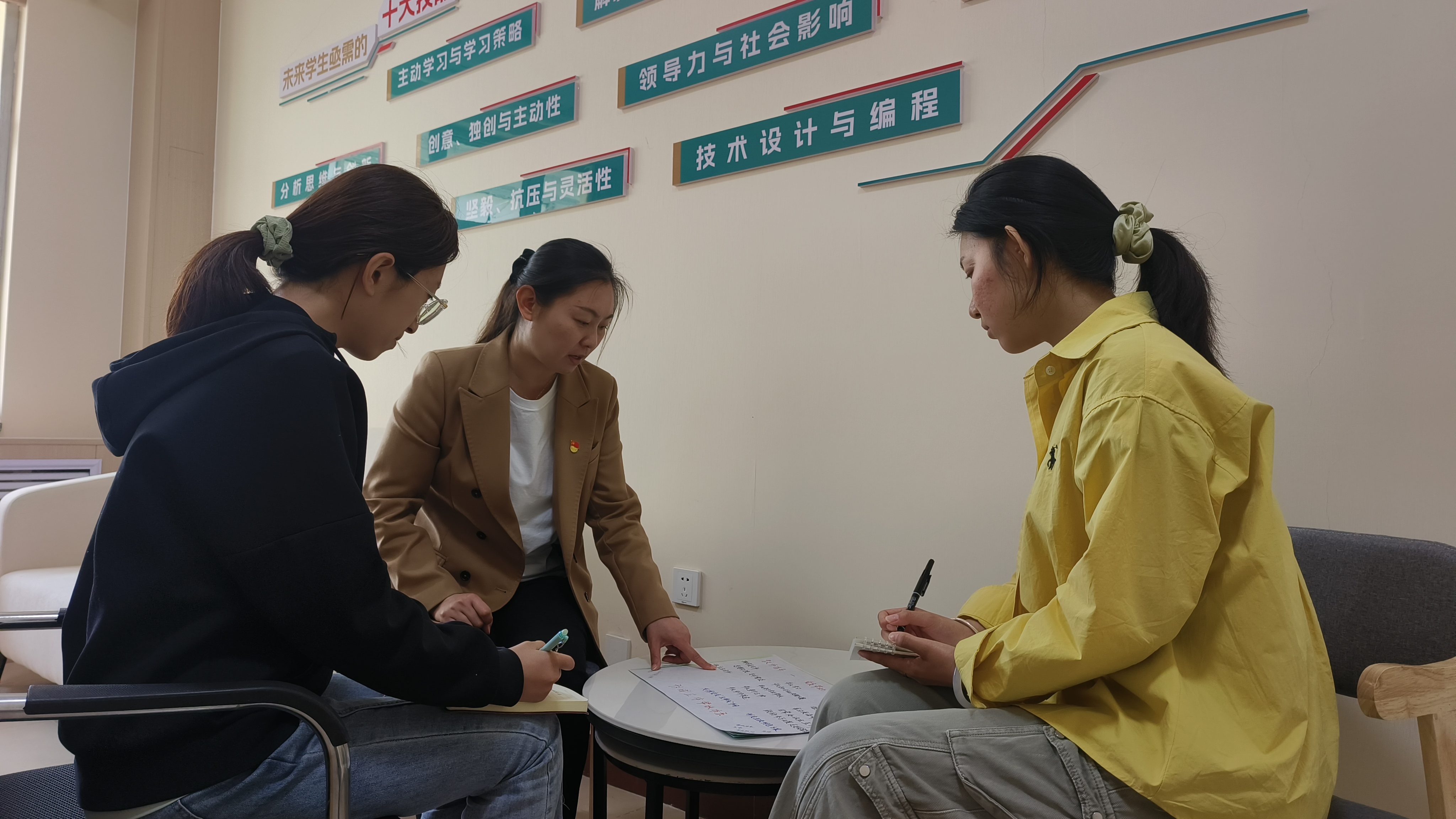 老师进行重难点工作指导.jpg