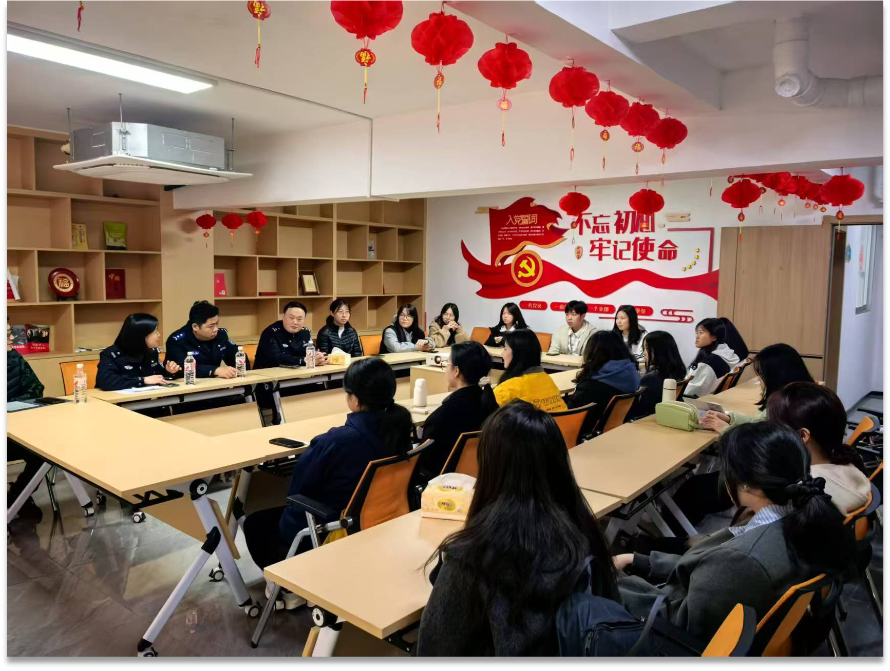 图7 民警进社区开展反诈π讲座.png