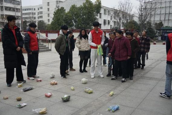 （图为第一社区进行志愿服务活动剪影）.png