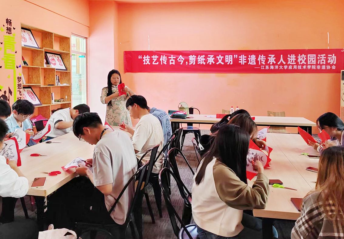 “技艺传古今，剪纸承文明”——学院开展非遗传承人进校园活动（应用）-1.jpg