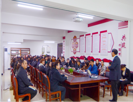 学校党委书记刘建国到博乐社区讲党课