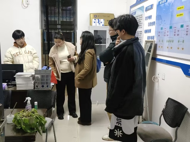 （社区主任及老师深入社区服务站指导工作）.png