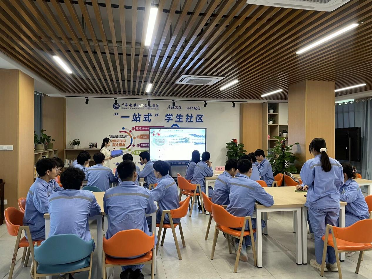 配图2:学生积极回答问题.png 配图2:学生积极回答问题.png