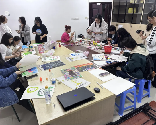 图3 生工学院于9#3活动室举行“绘出青春”油画活动.png