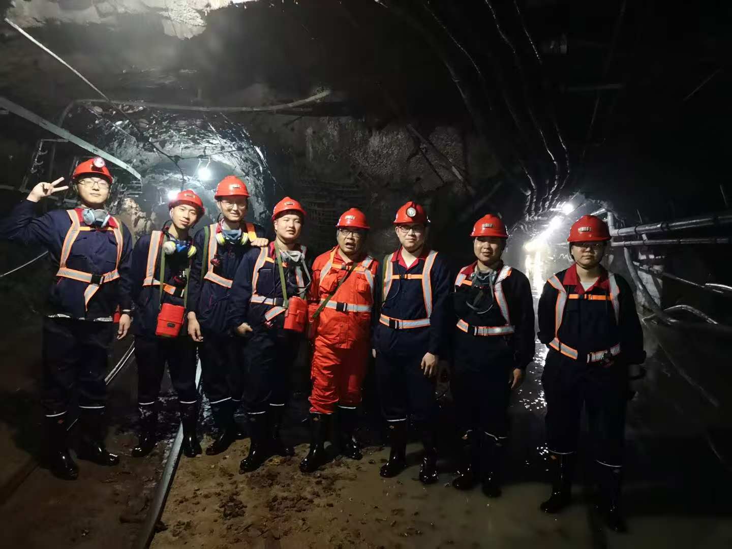 图5 学生到矿山一线学习调研.jpg