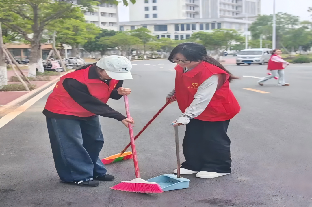 图为校园清洁志愿服务活动.png