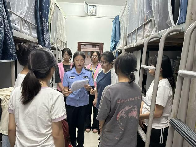 警官进校园反诈走访.png
