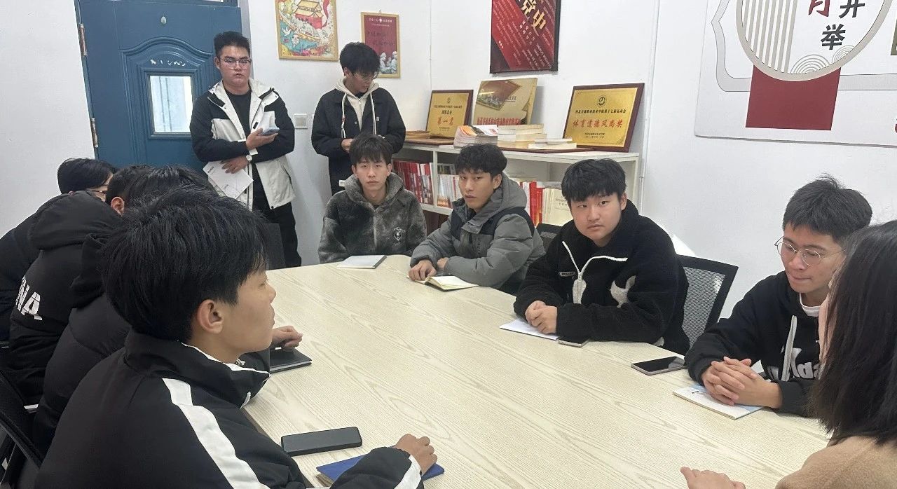 师生座谈会2.jpg 师生座谈会2.jpg