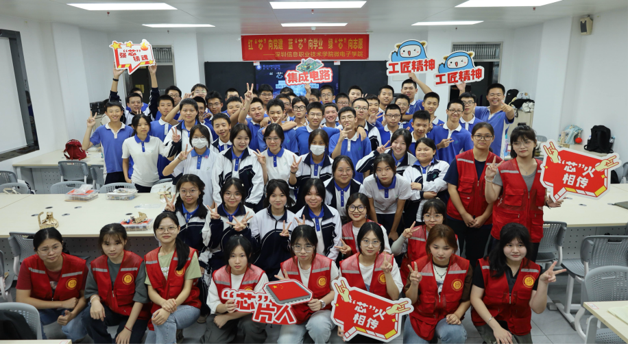 图7.学生社区“芯”火志愿服务队积极投身社会实践.png