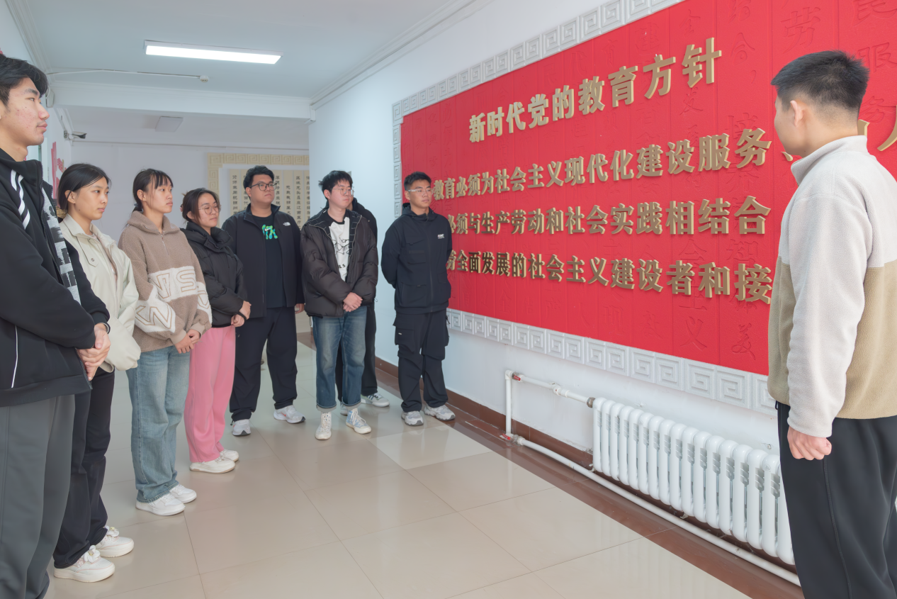 “寓见文化”学生社区文化长廊参观.png