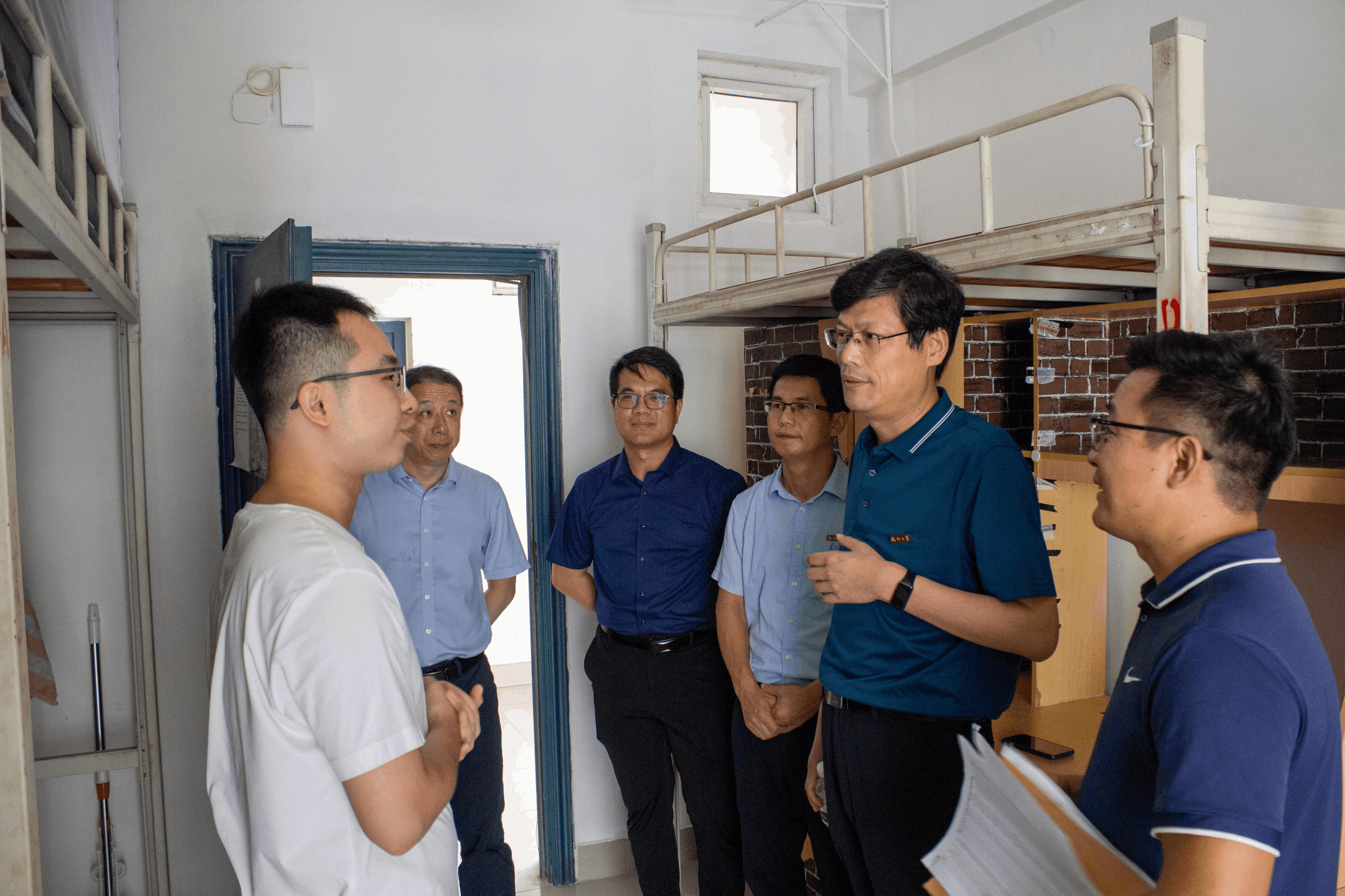 图4 院领导走访慰问.png