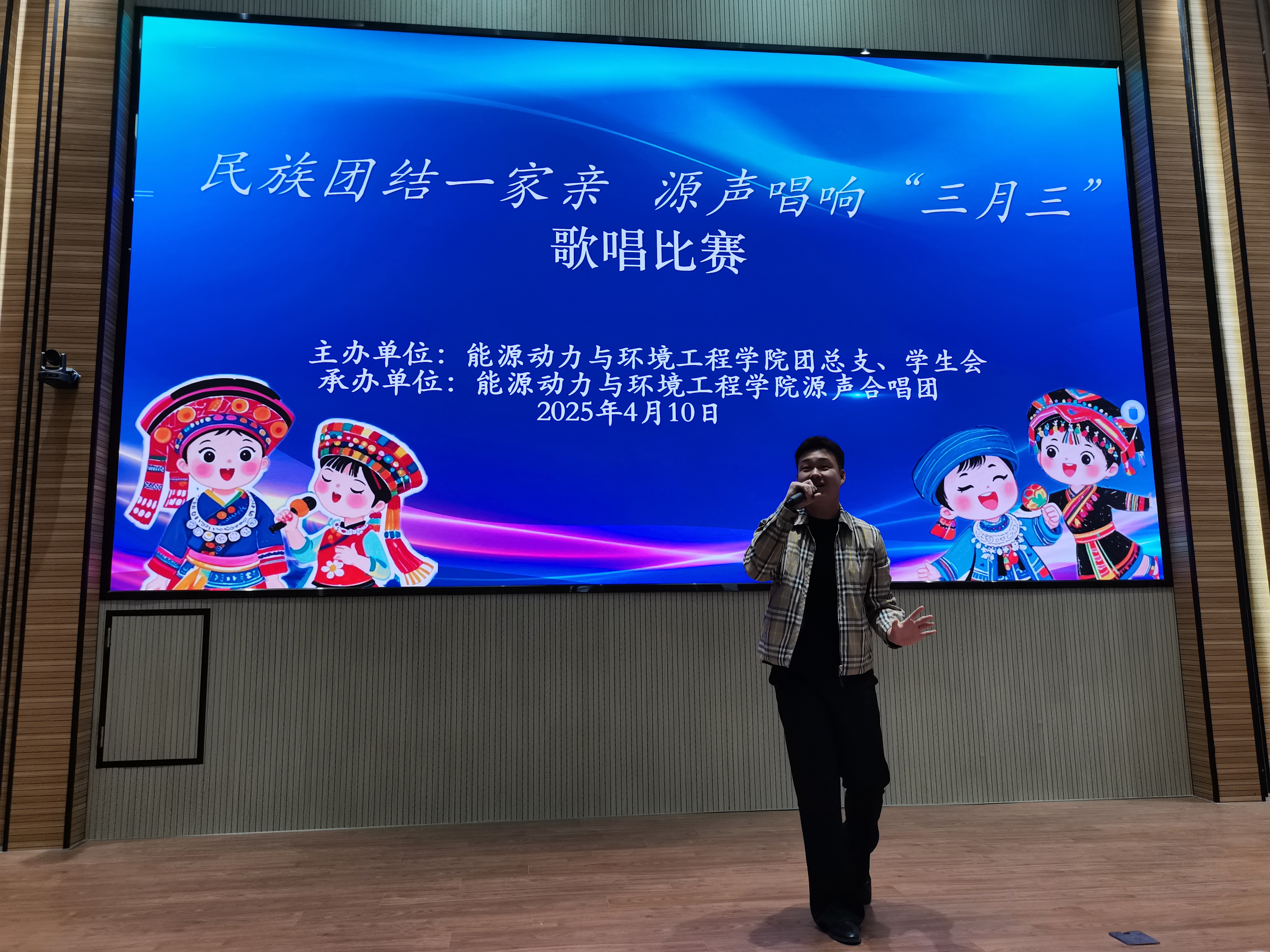 配图2:“源”声合唱团成员比赛现场.jpg 配图2:“源”声合唱团成员比赛现场.jpg