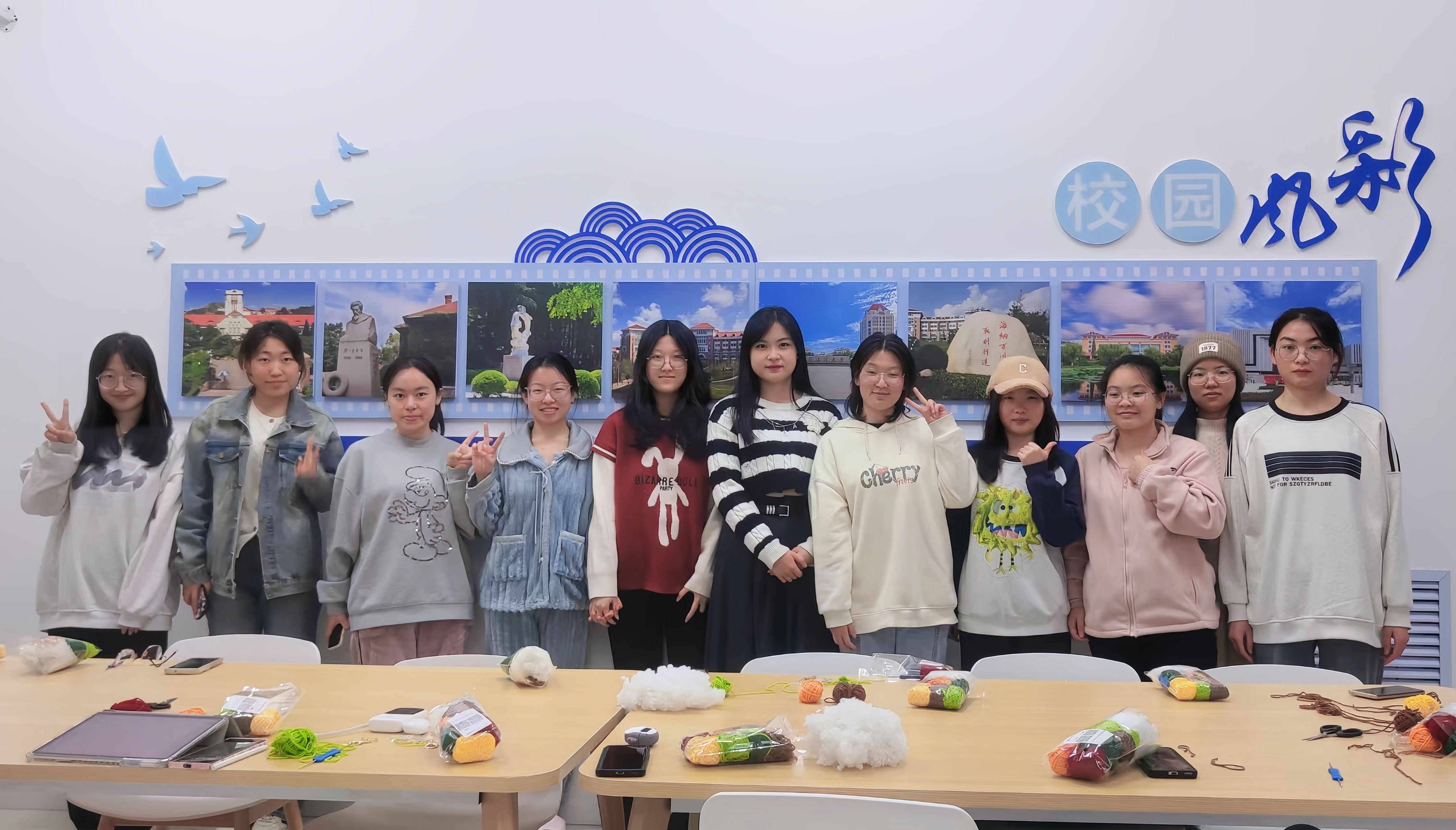 同学们在钩织小课堂合影留念.jpg