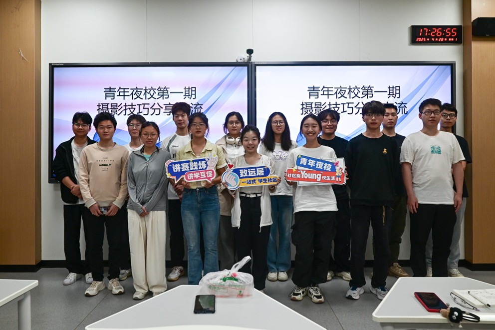 图2 学生活动合影.jpg