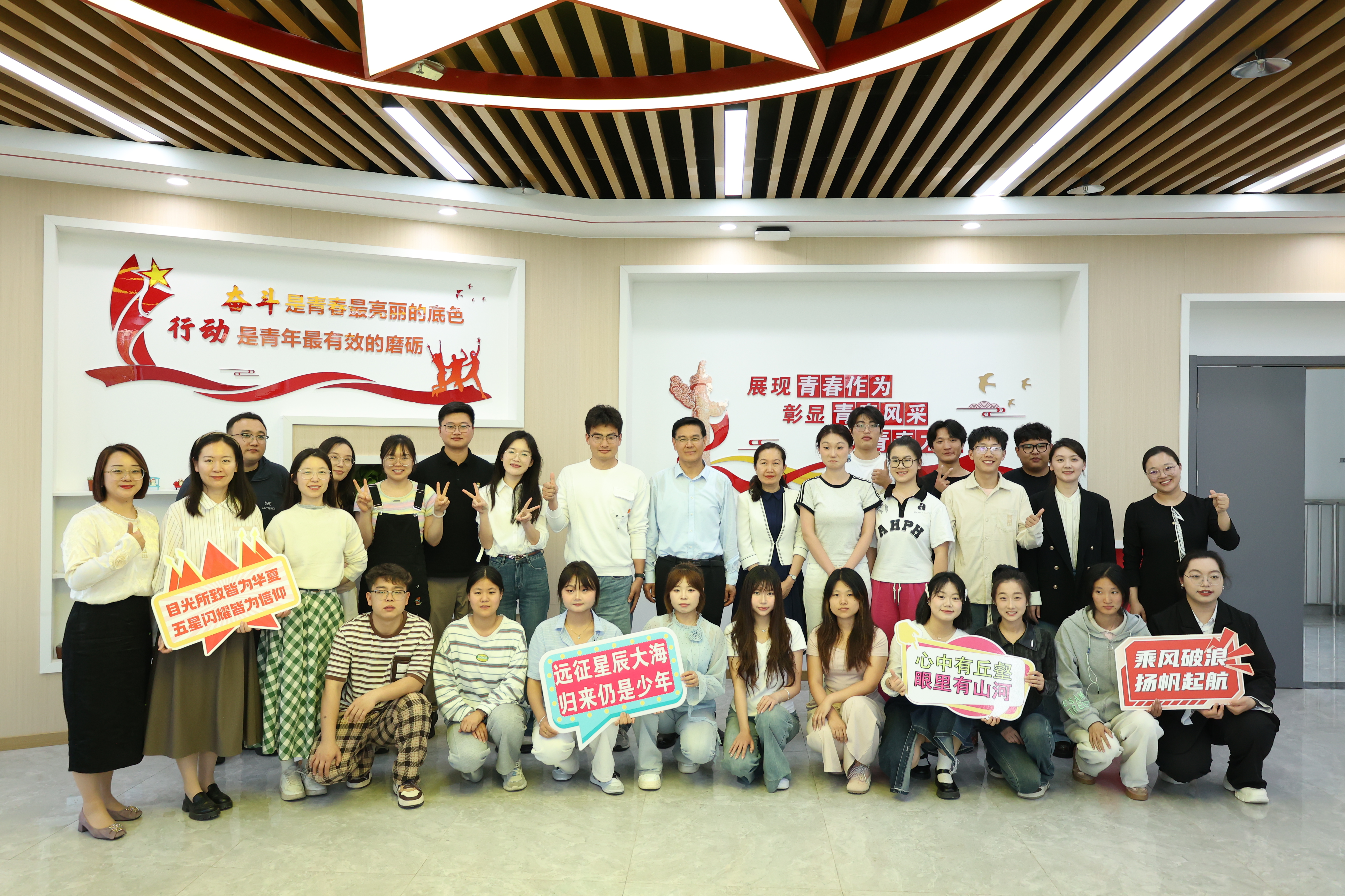 举办“青春向党，逐梦前行”青年师生青春故事分享会 (2).jpg