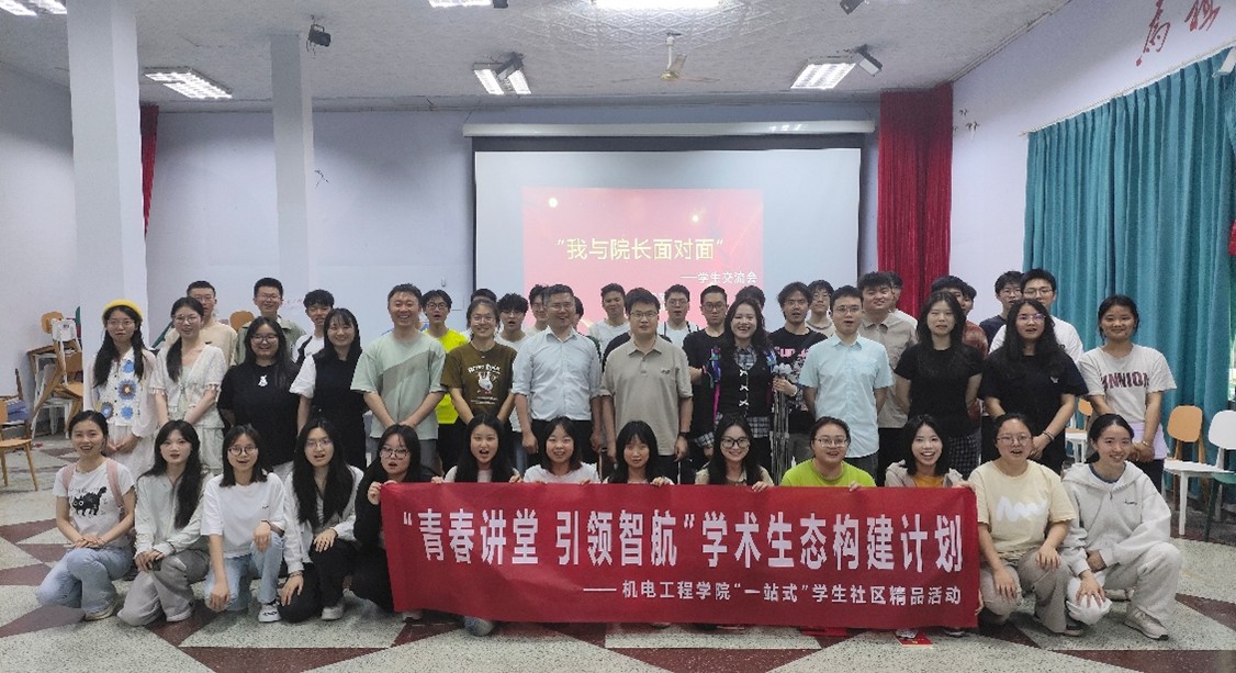 韩传军院长走进一站式学生社区与学生交流.jpg 韩传军院长走进一站式学生社区与学生交流.jpg