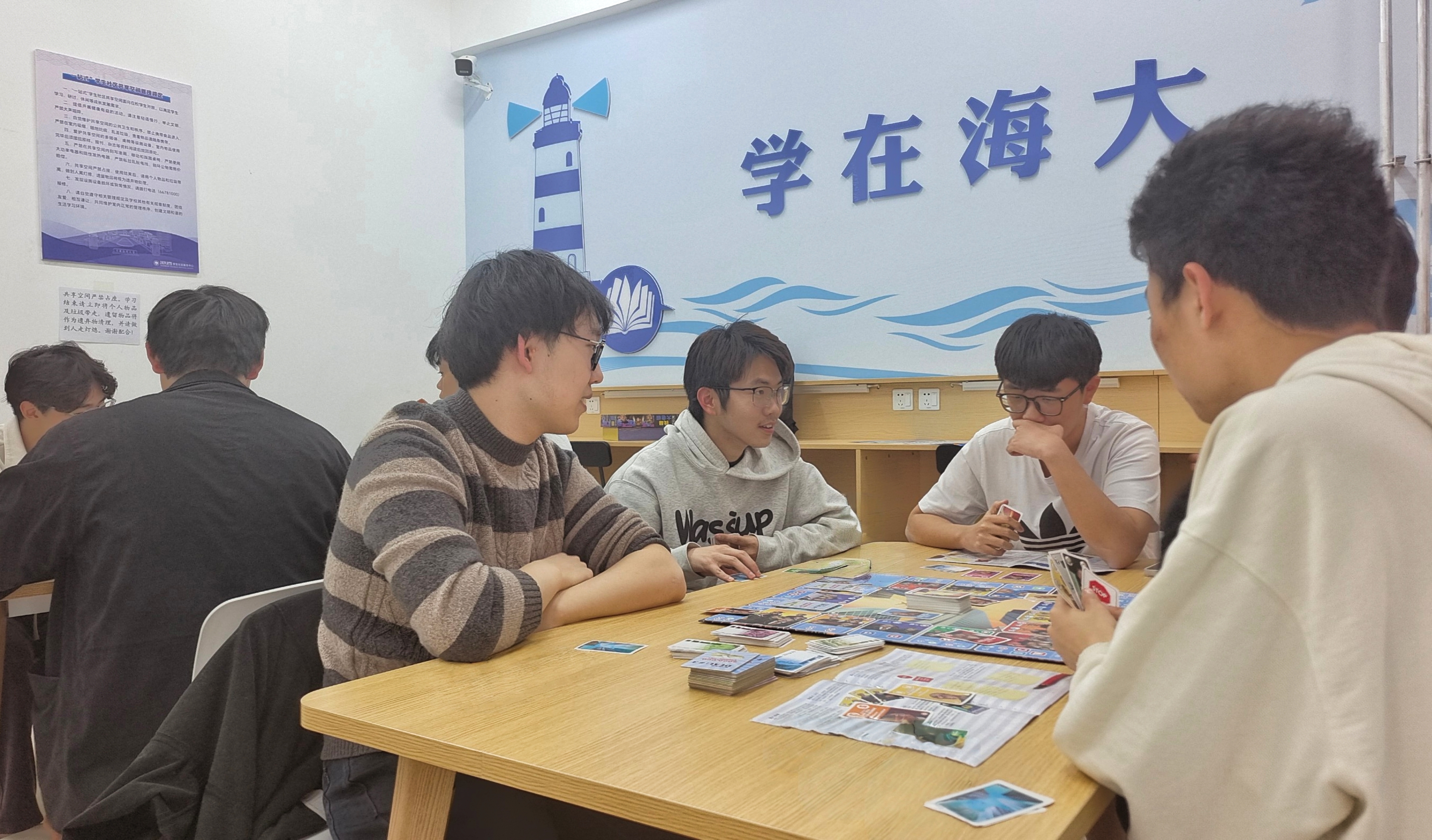 学生参与商战模拟沙盘互动.jpg