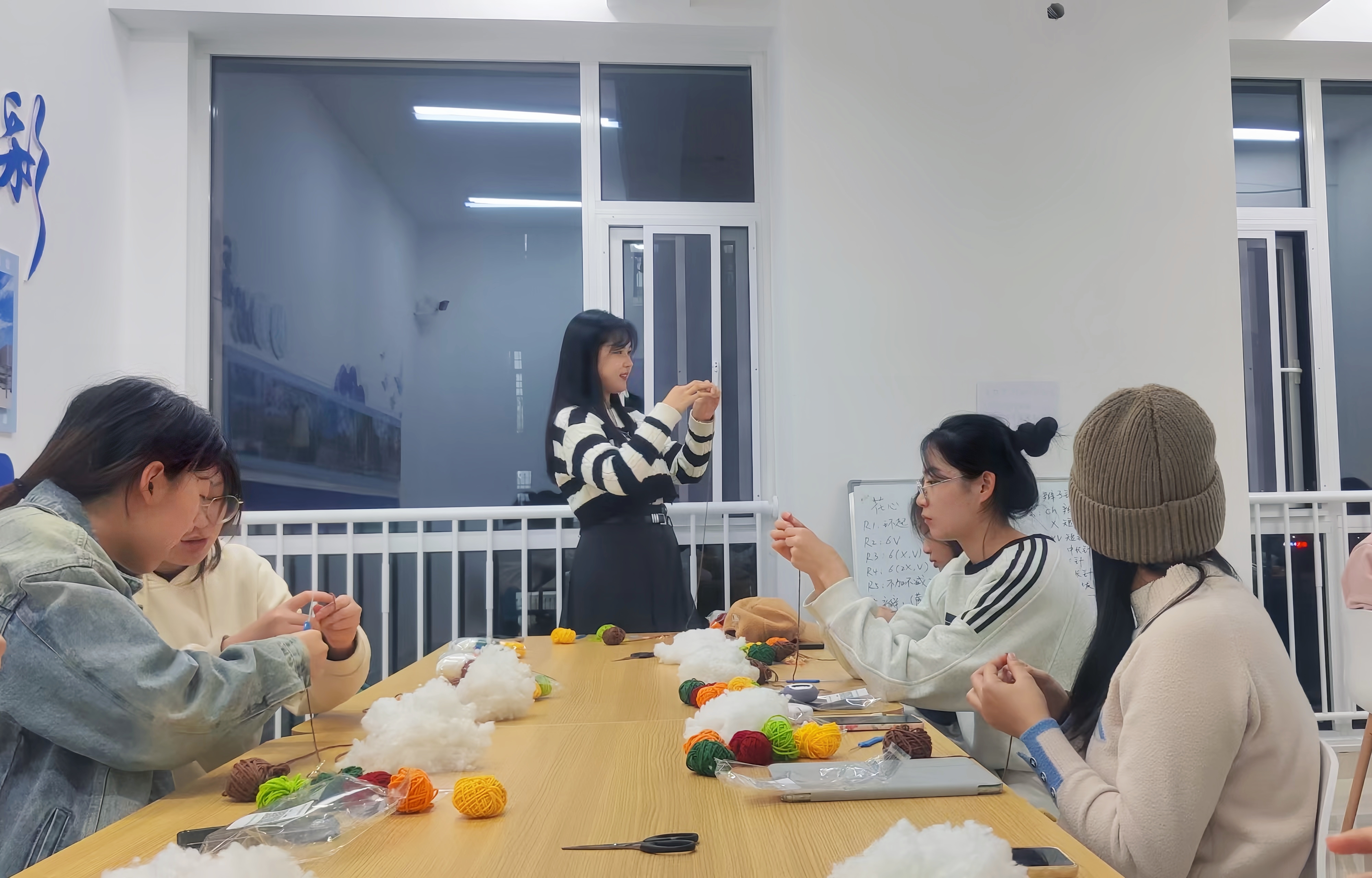 朋辈导师指导学生学习钩织的针法.jpg