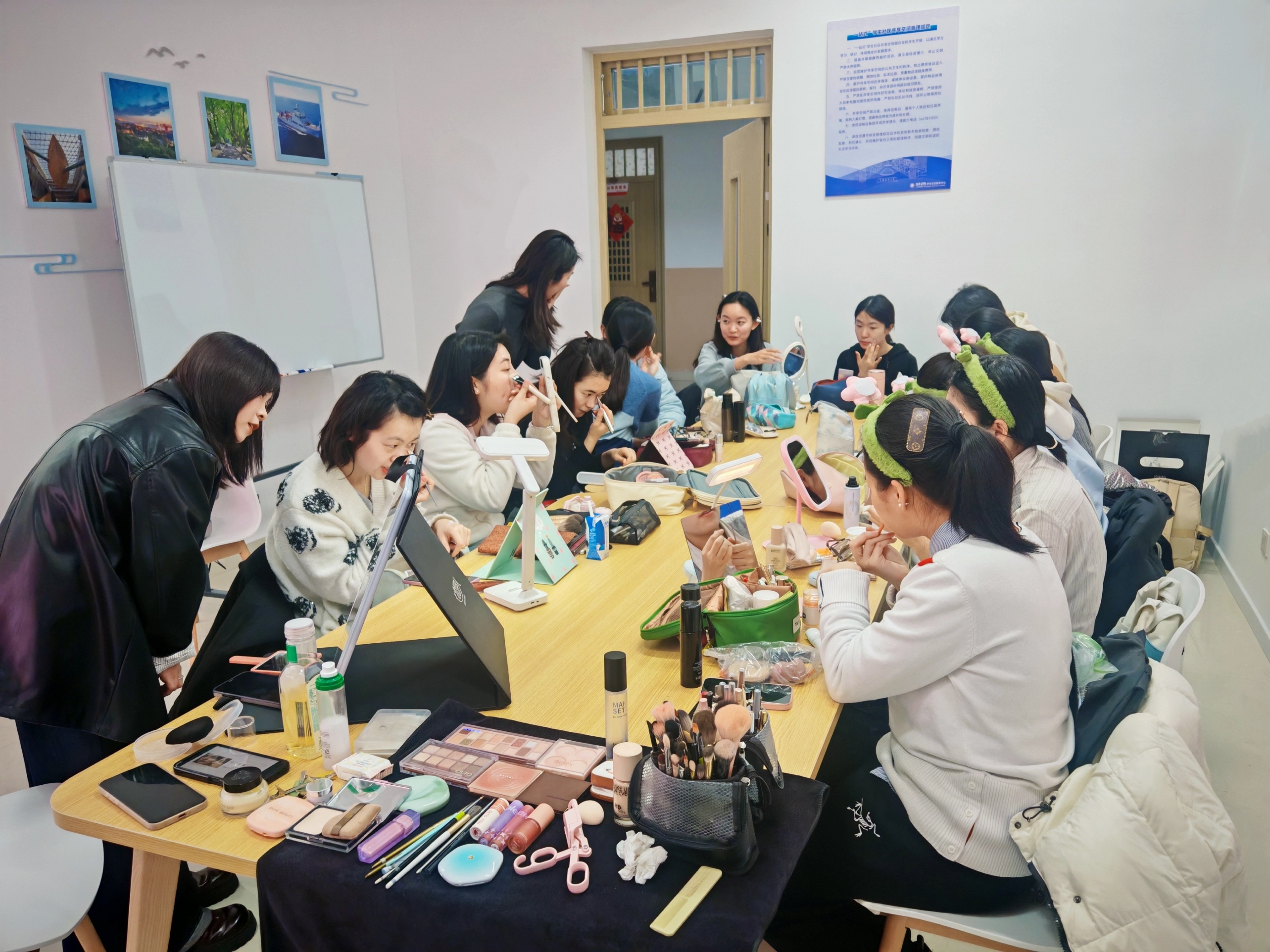 同学们在“鲸语夜校”实战练习面试妆容.jpg