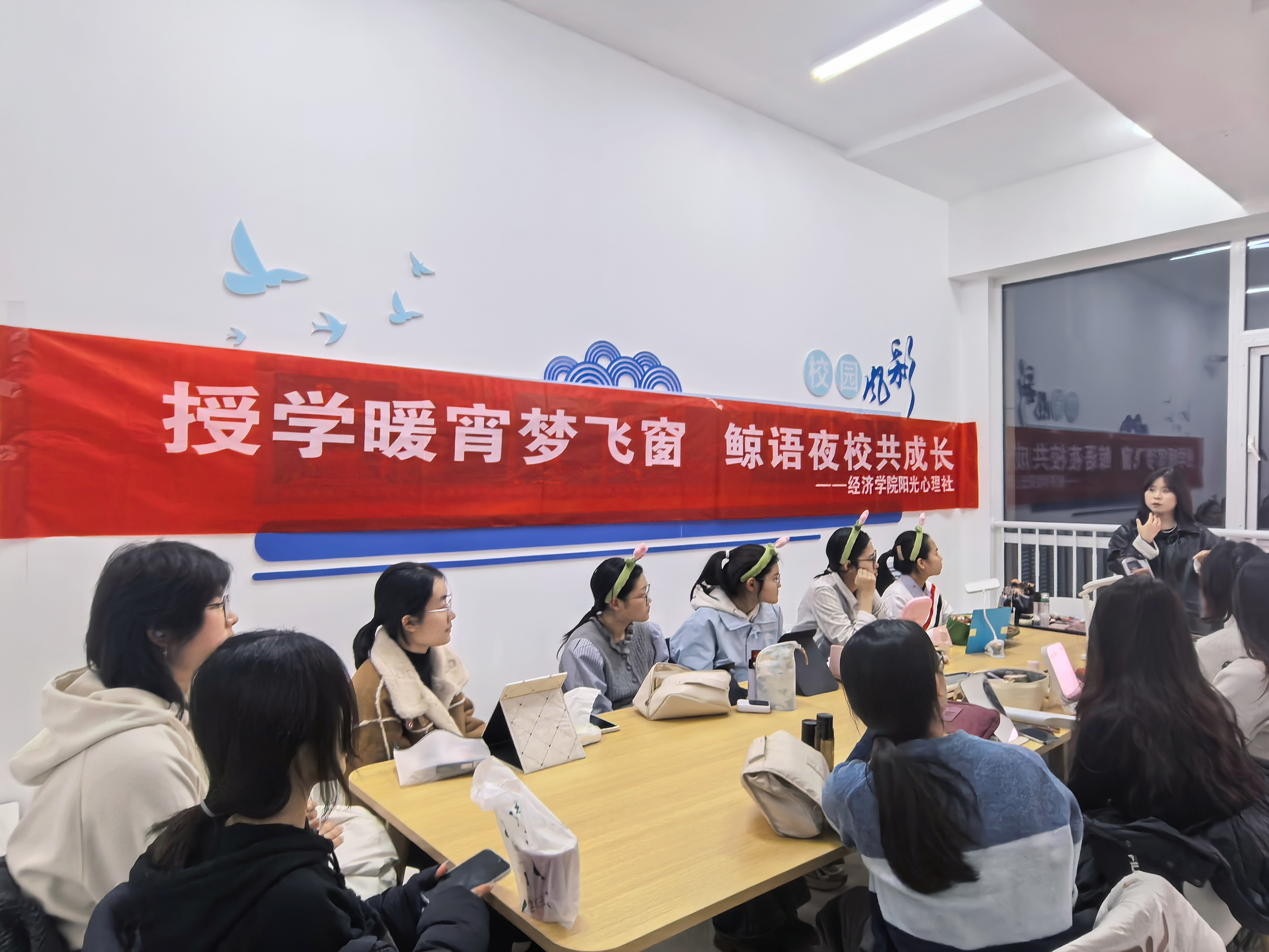 校外导师在面试妆容小课堂讲解理论技巧.jpg