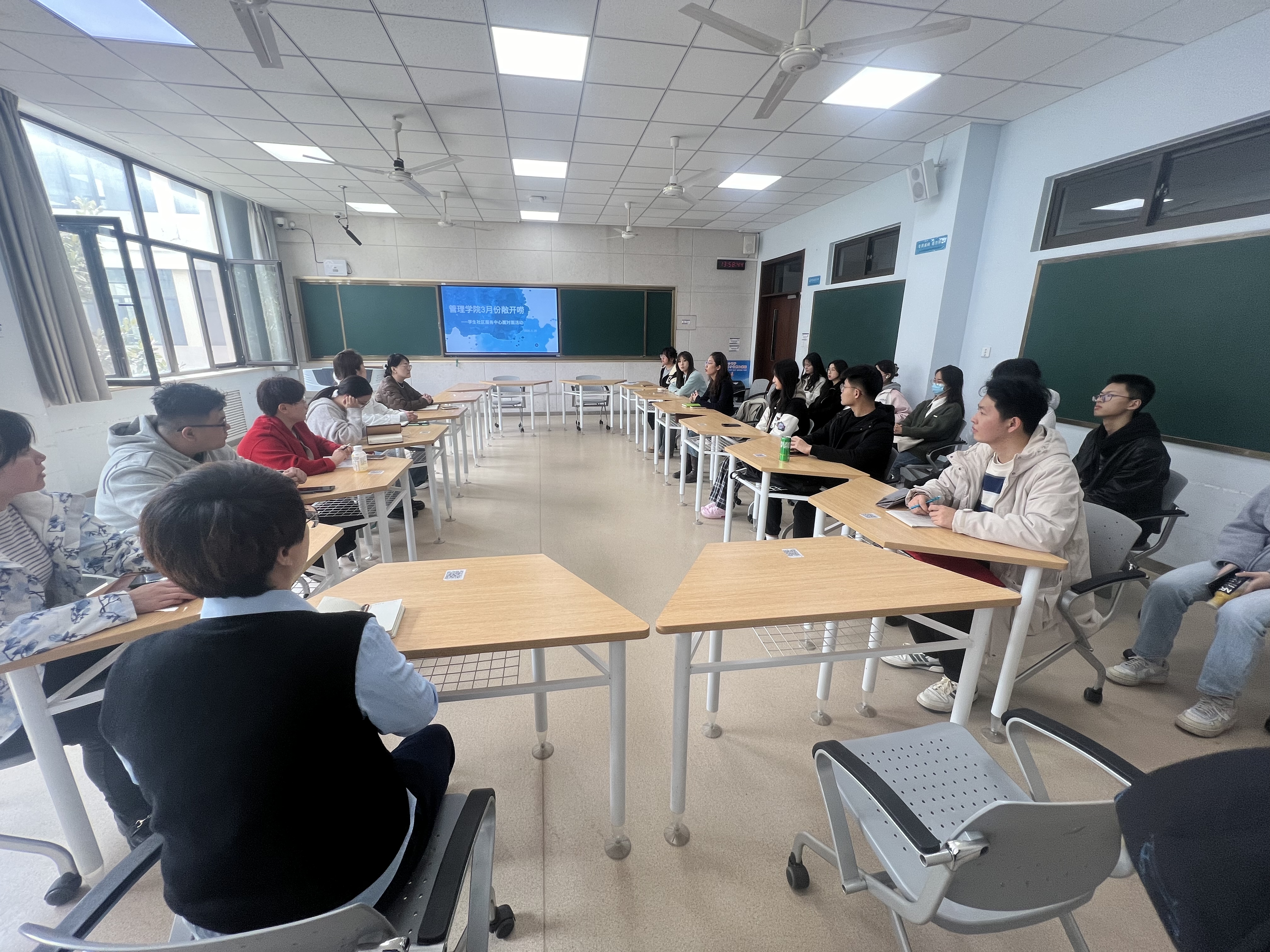 “敞开唠”学生座谈会.jpg